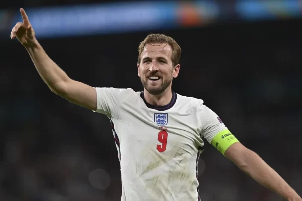 Gerrard tips Kane like this after breaking Rooney's international record